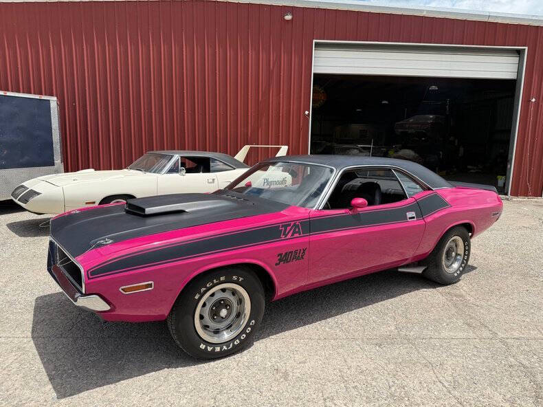 Dodge-Challenger-1970-Pink-Black
