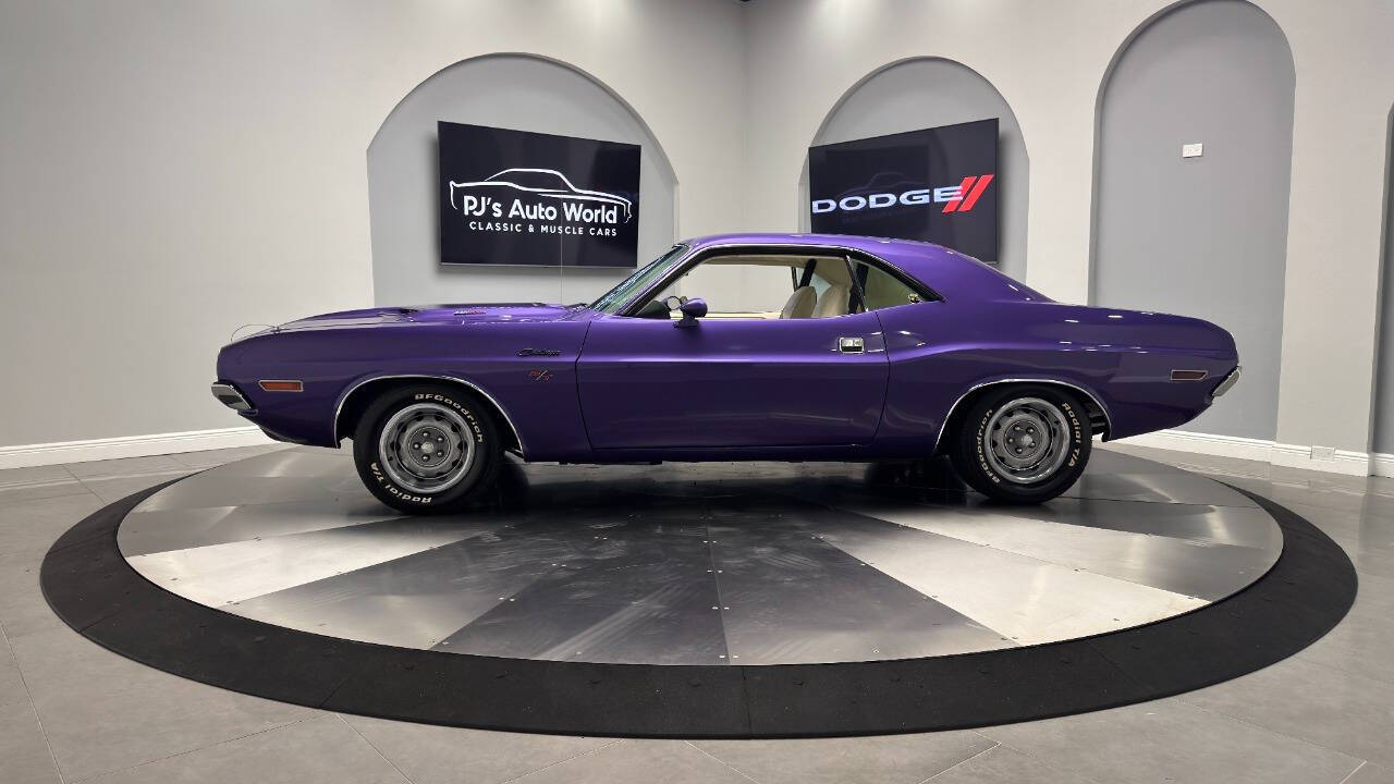 Dodge-Challenger-1970-Purple-White