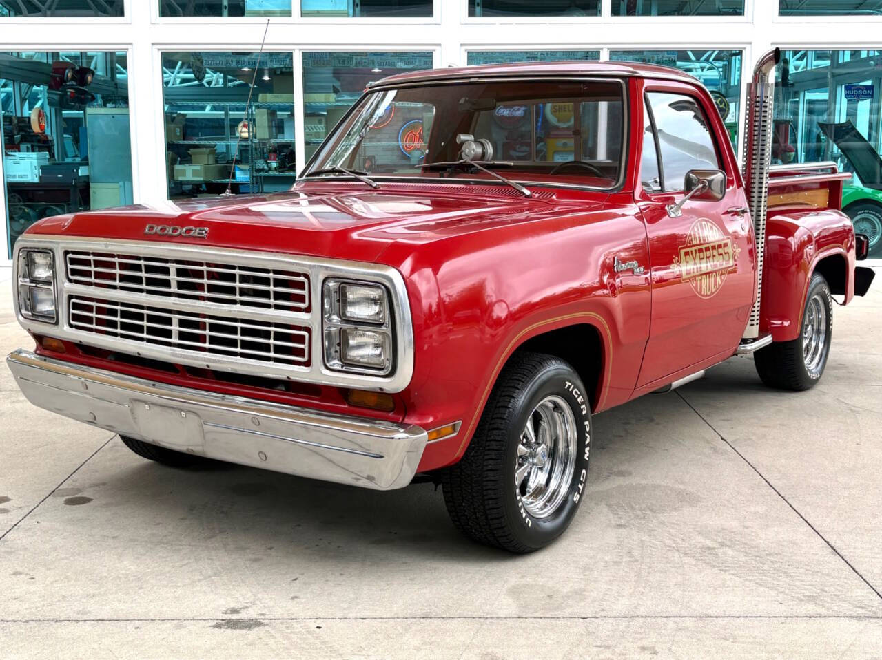 Dodge-D150-pickup-1979-Red-Red