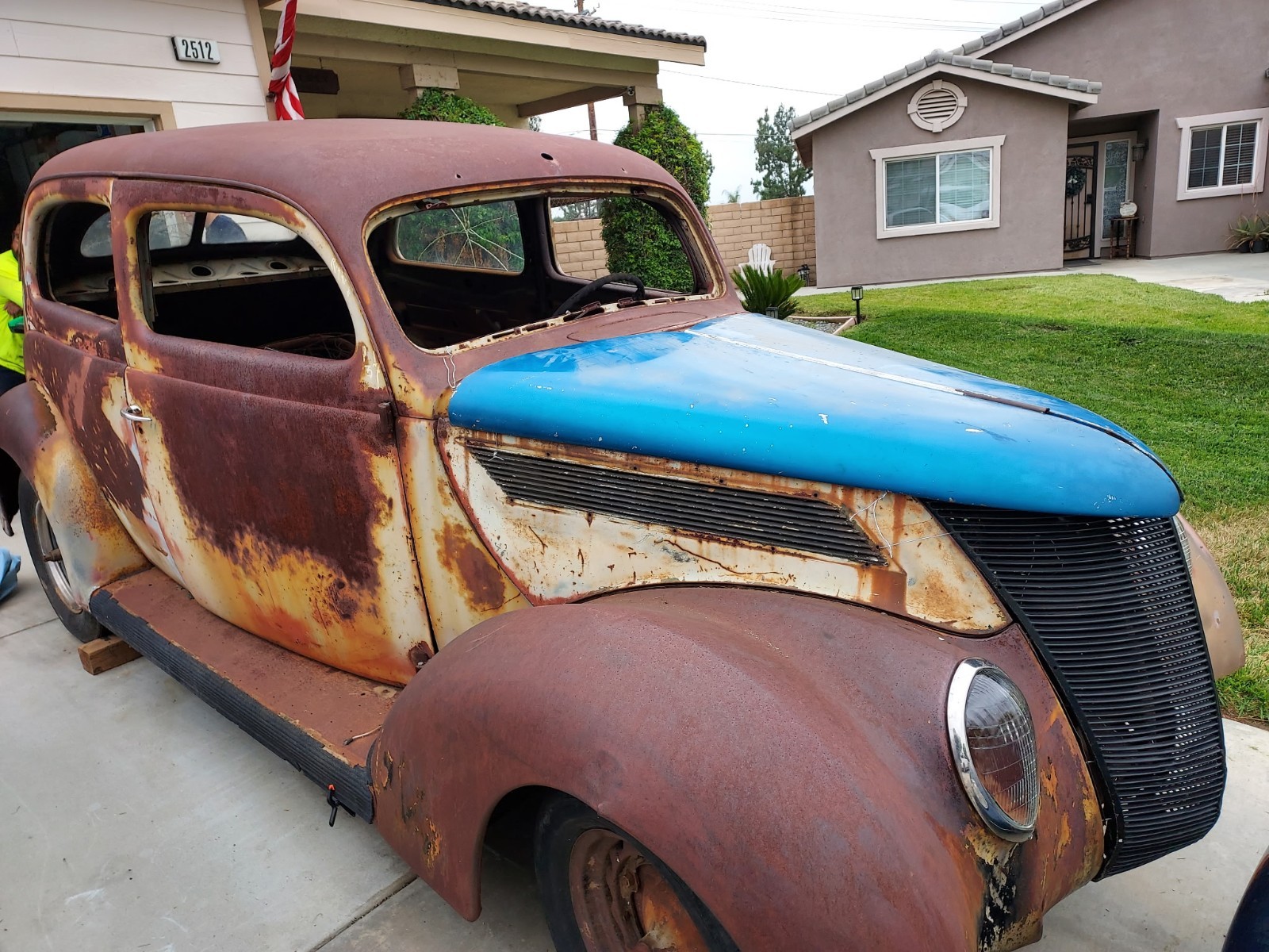Ford-2-Door-Sedan-Humpback-1937-2-Door-Sedan-Brown