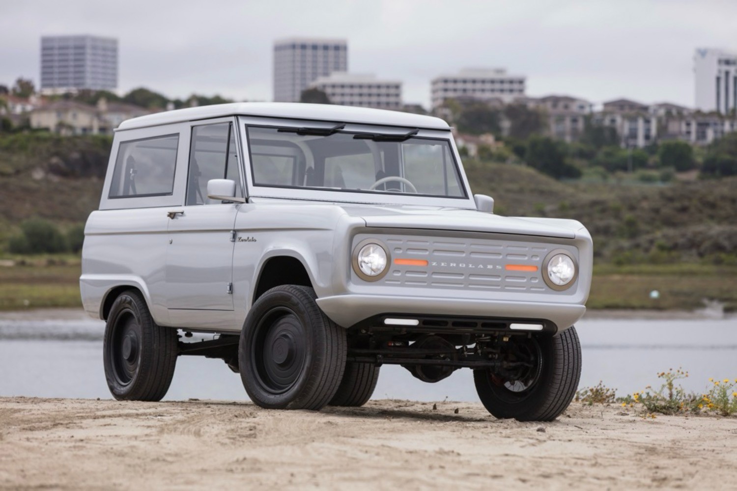 Ford-Bronco-1972-SUV-White