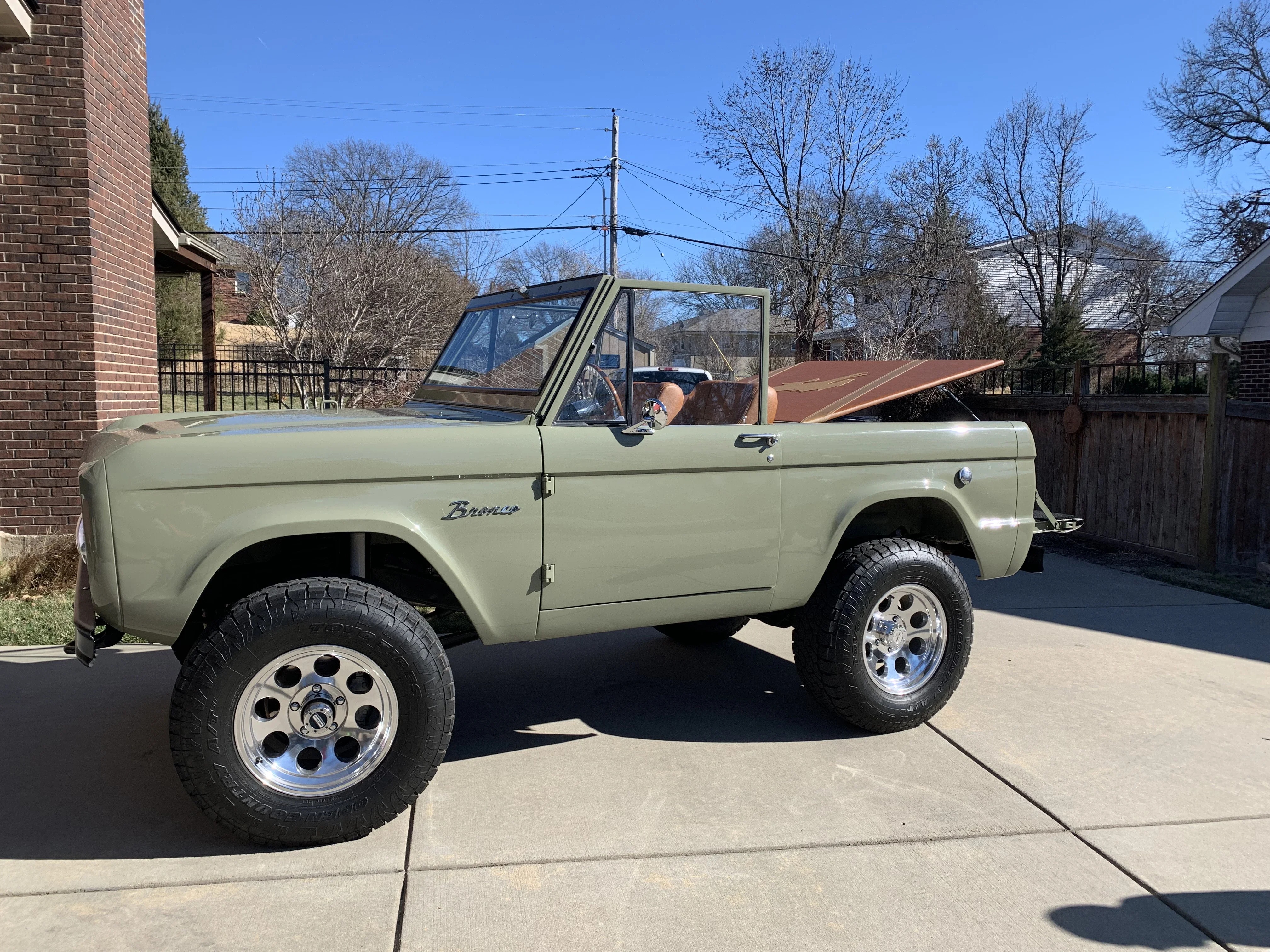 Ford-Bronco-2-door-1966-Green-Tan
