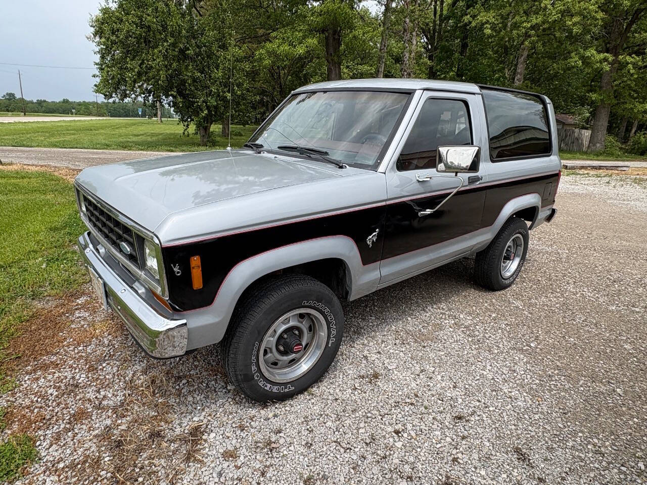Ford-Bronco-ii-1985-Silver-Burgundy