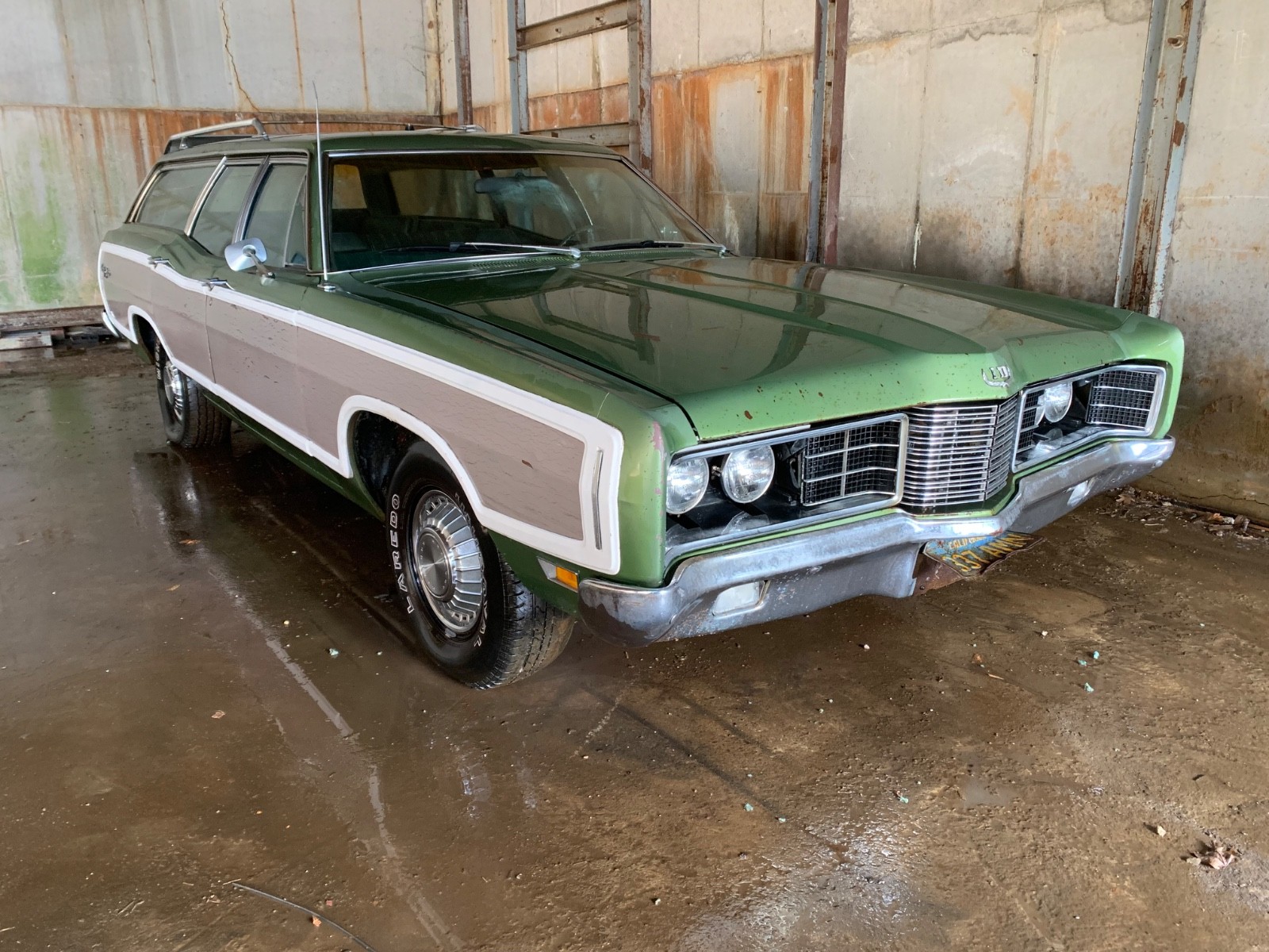 Ford-Country-Squire-1970-Wagon-Green