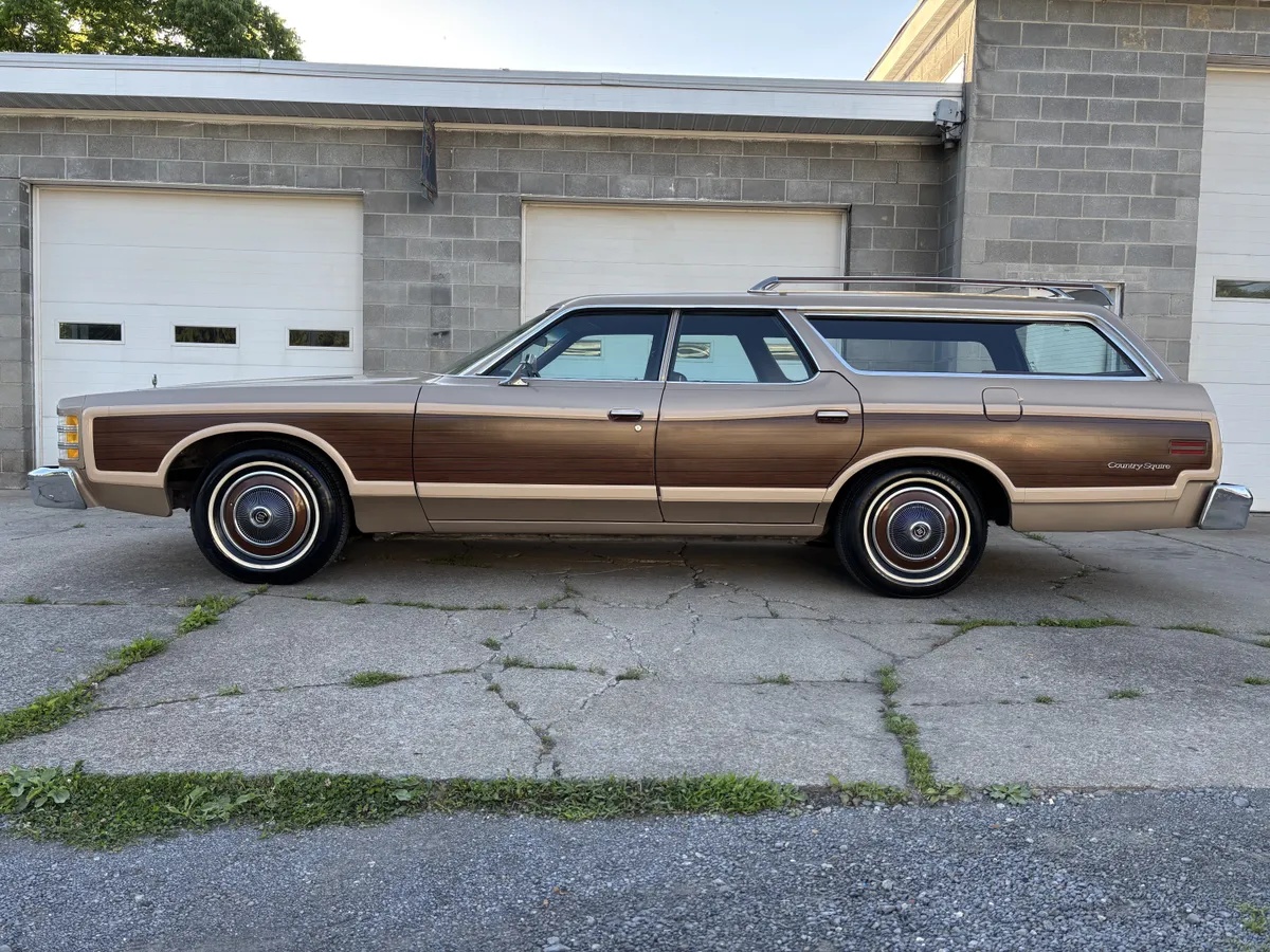 Ford-Country-squire-1977-Champagne-Brown