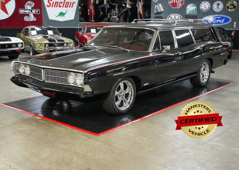Ford-Country-squire-wagon-1968-Black-Red