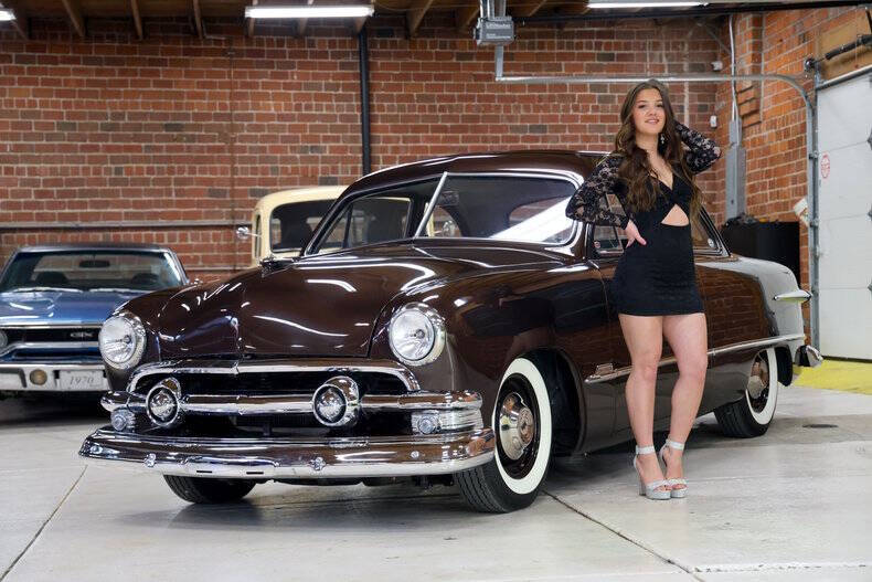 Ford-Coupe-1951-Dark-Brown-Metallic-Black