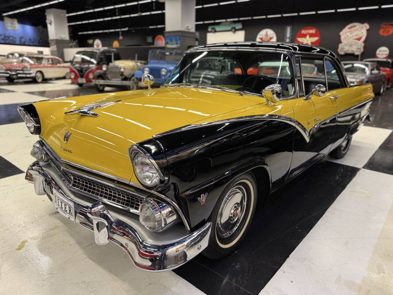 Ford-Crown-Victoria-1955-Coupe-Yellow