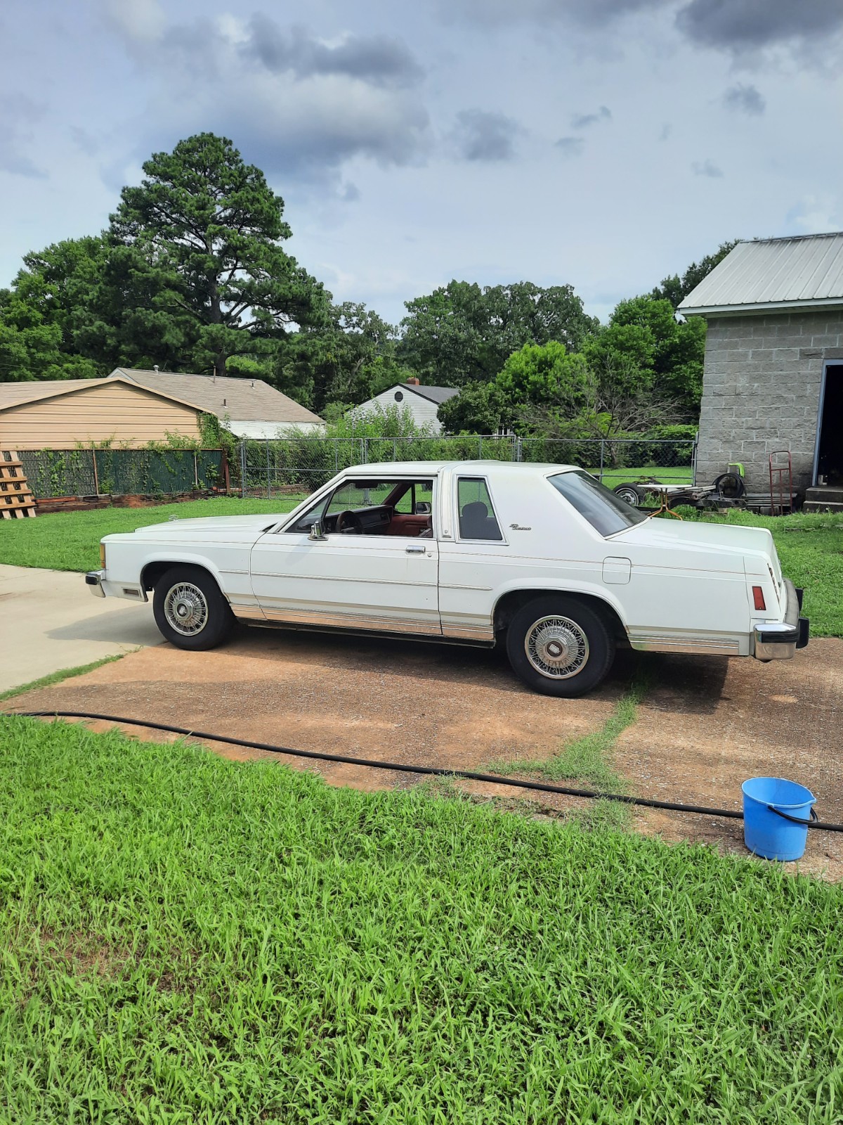 Ford-Crown-Victoria-1987-Sedan-Burgundy