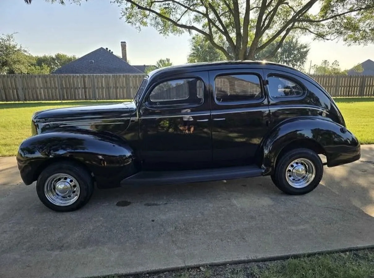 Ford-Deluxe-1939-Black-Grey