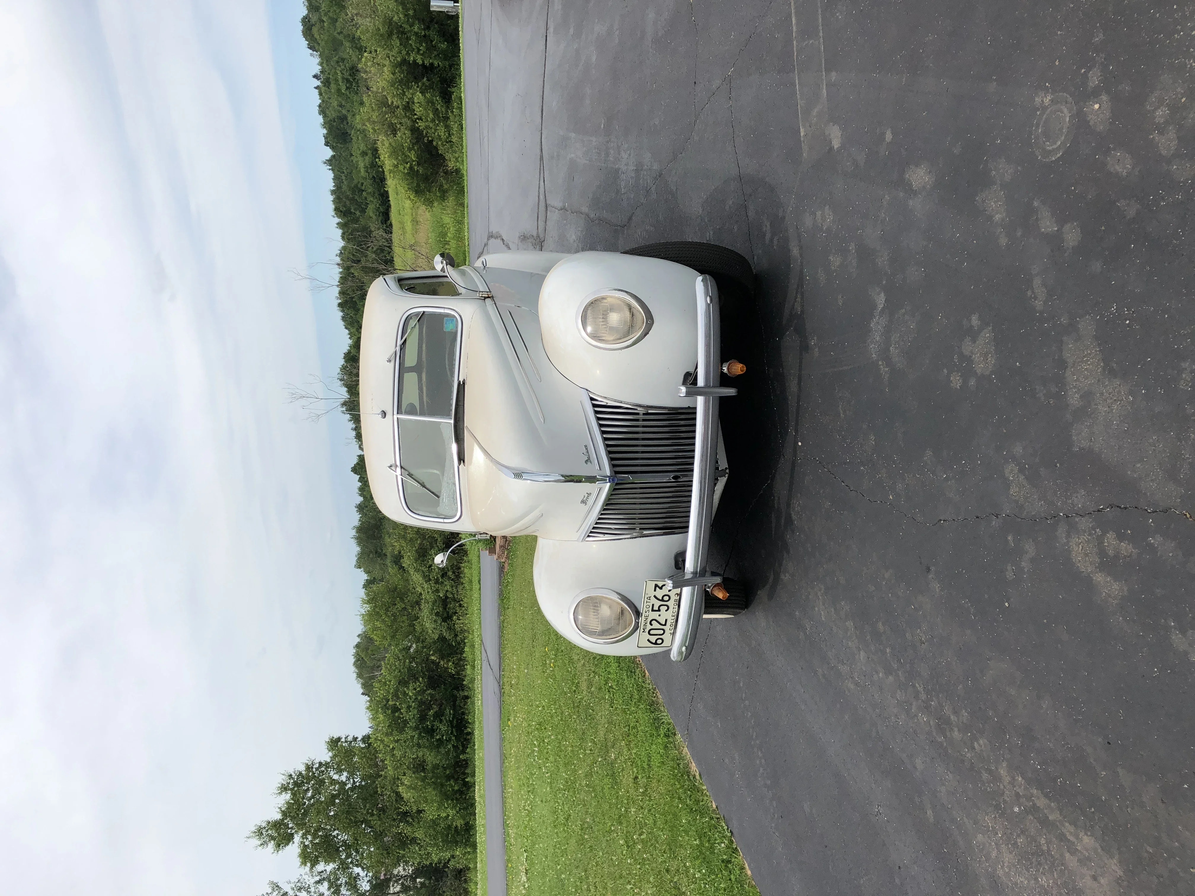 Ford-Deluxe-1939-White-Beige