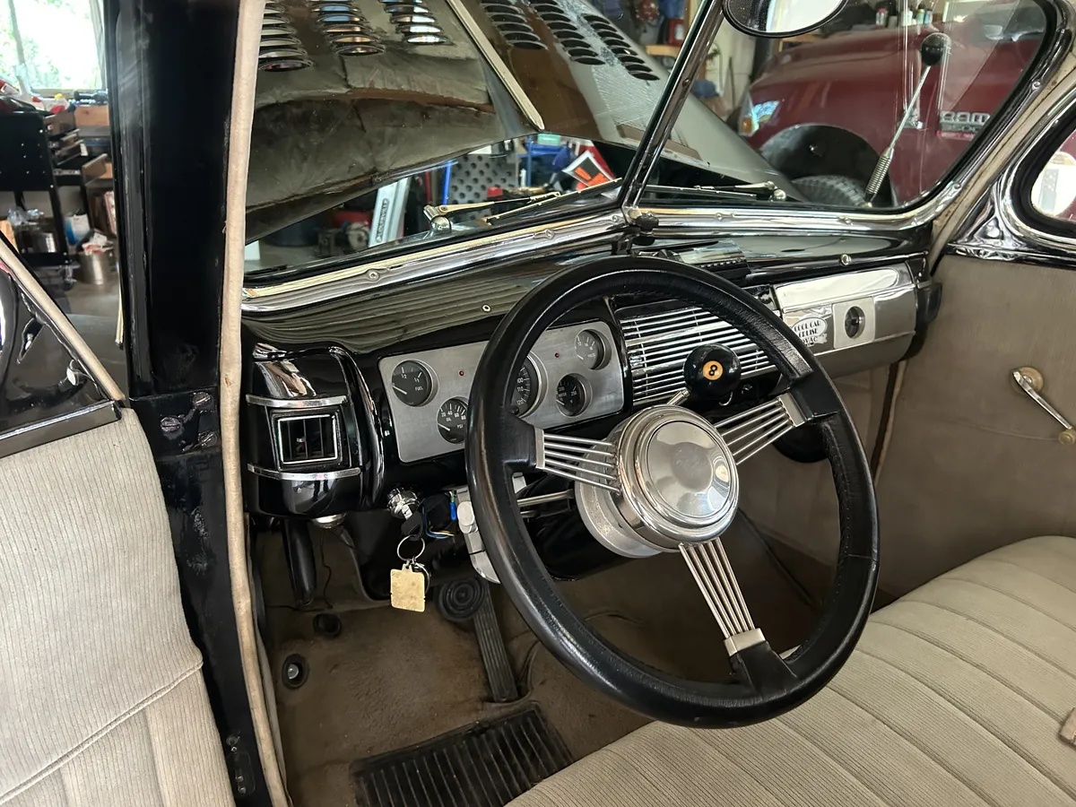 Ford-Deluxe-1940-Black-Gray