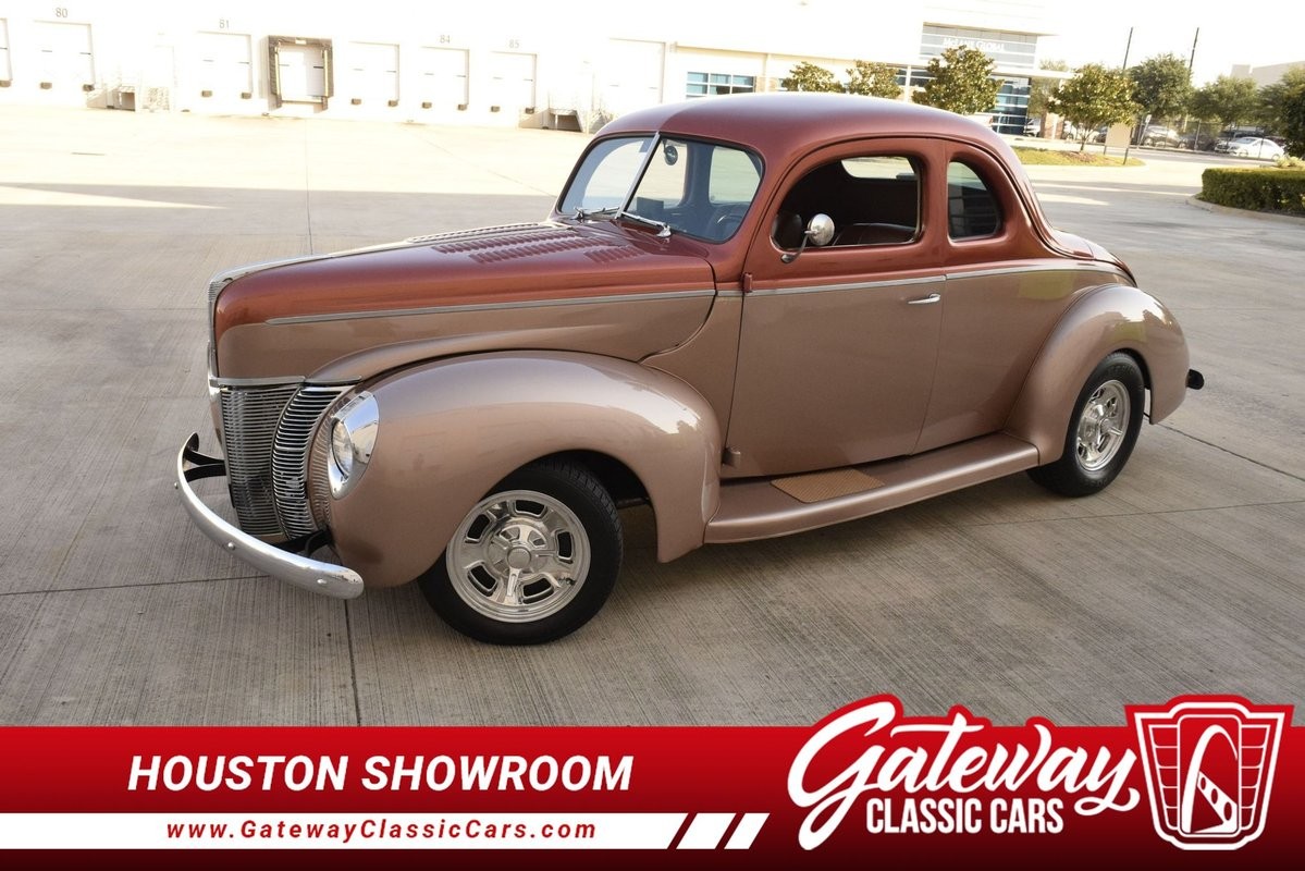 Ford-Deluxe-1940-Coupe-Brown