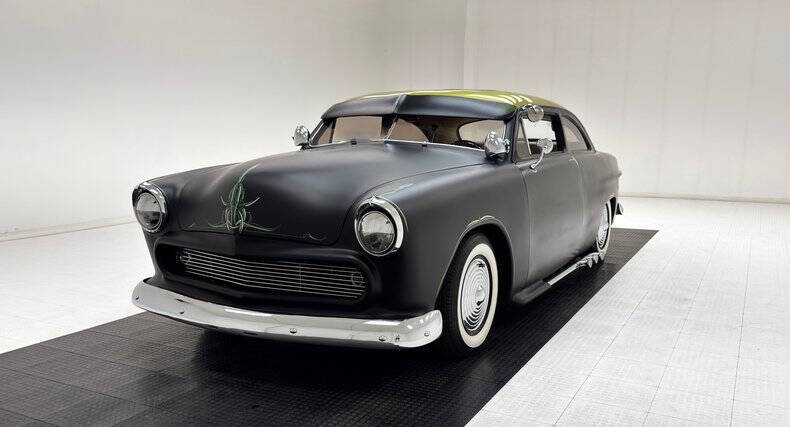 Ford-Deluxe-1950-Hot-Rod-Satin-Black-White