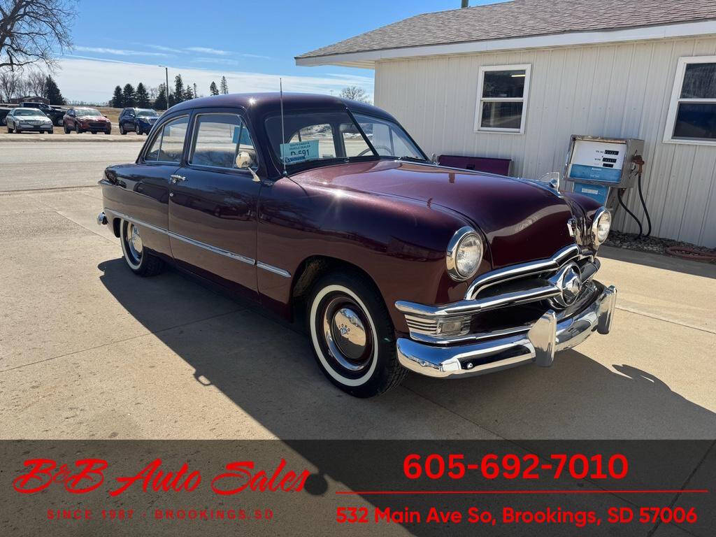 Ford-Deluxe-1950-Maroon