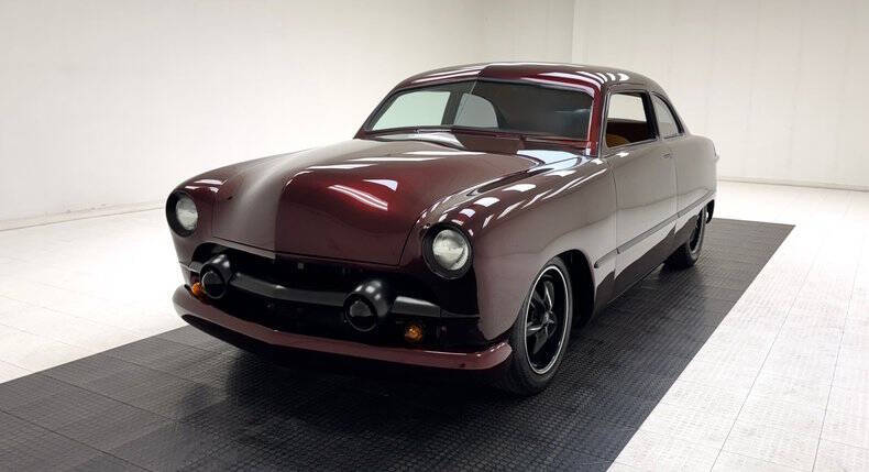 Ford-Deluxe-1951-Merlot-Metallic-Saddle