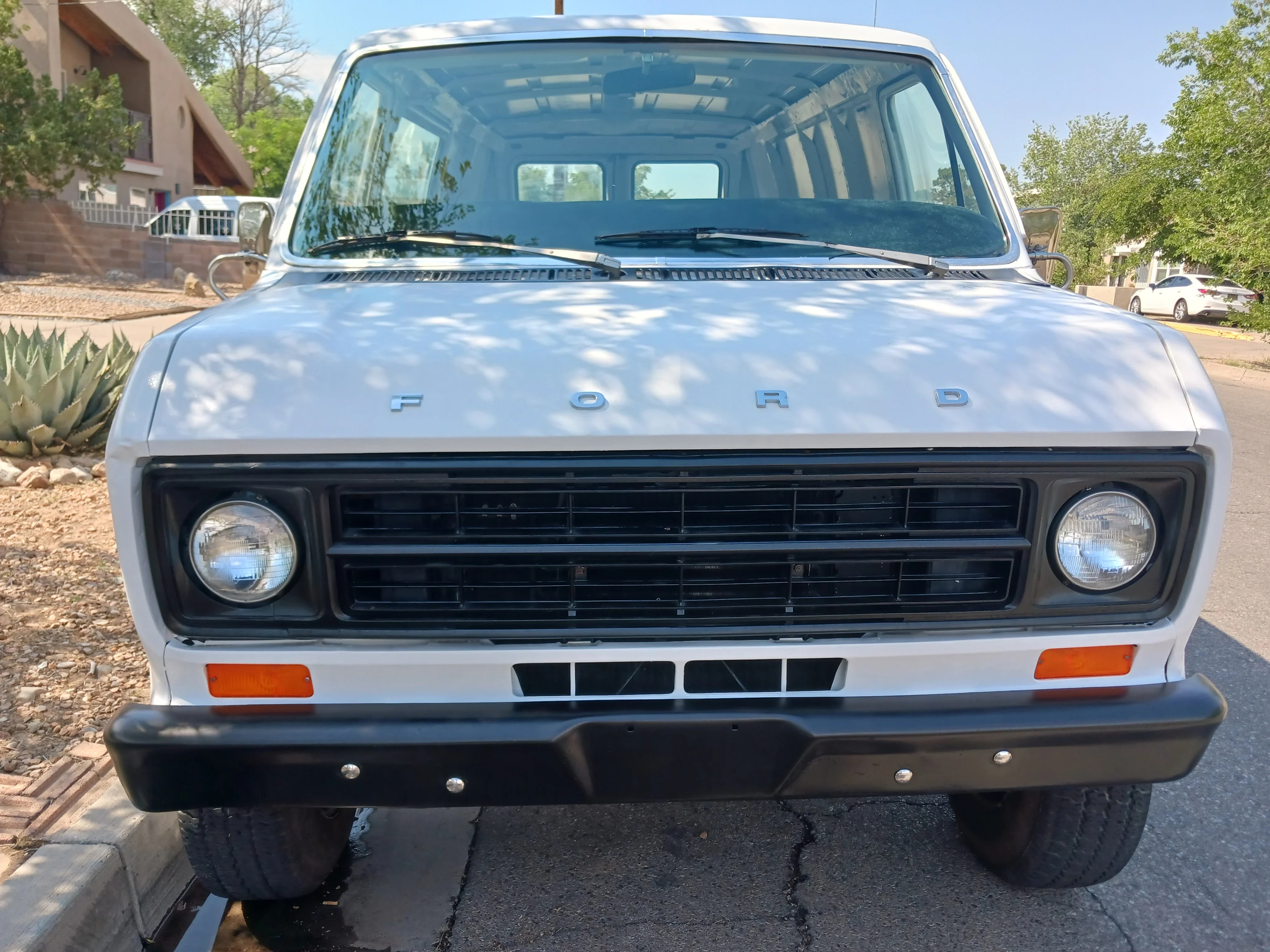 Ford-E-350-and-econoline-350-van-1976-White-White