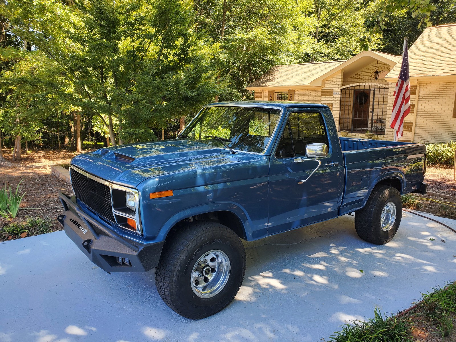 Ford-F-150-1984-Short-bed-Black