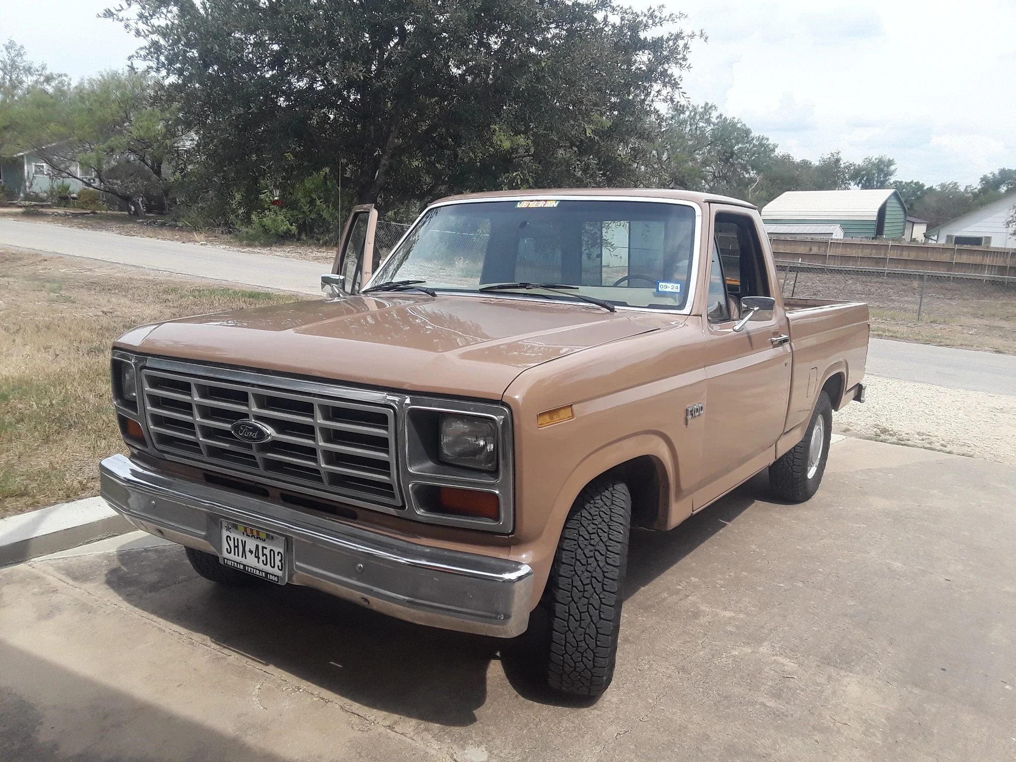 Ford-F100-1983-Tan-Tan