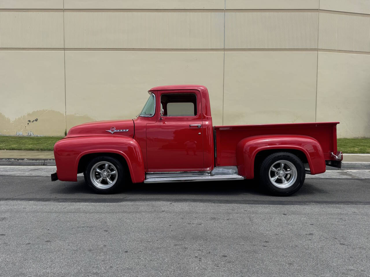 Ford-F100-pick-up-1956-Red-Tan