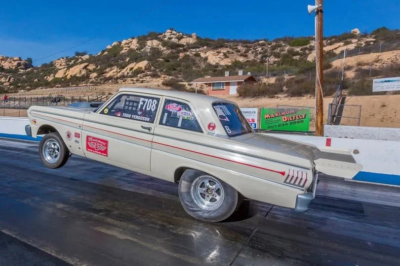 Ford-Falcon-1964-Off-White-Black