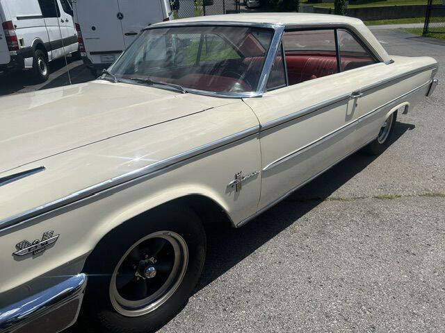 Ford-Galaxie-500-1963-Cream-Red