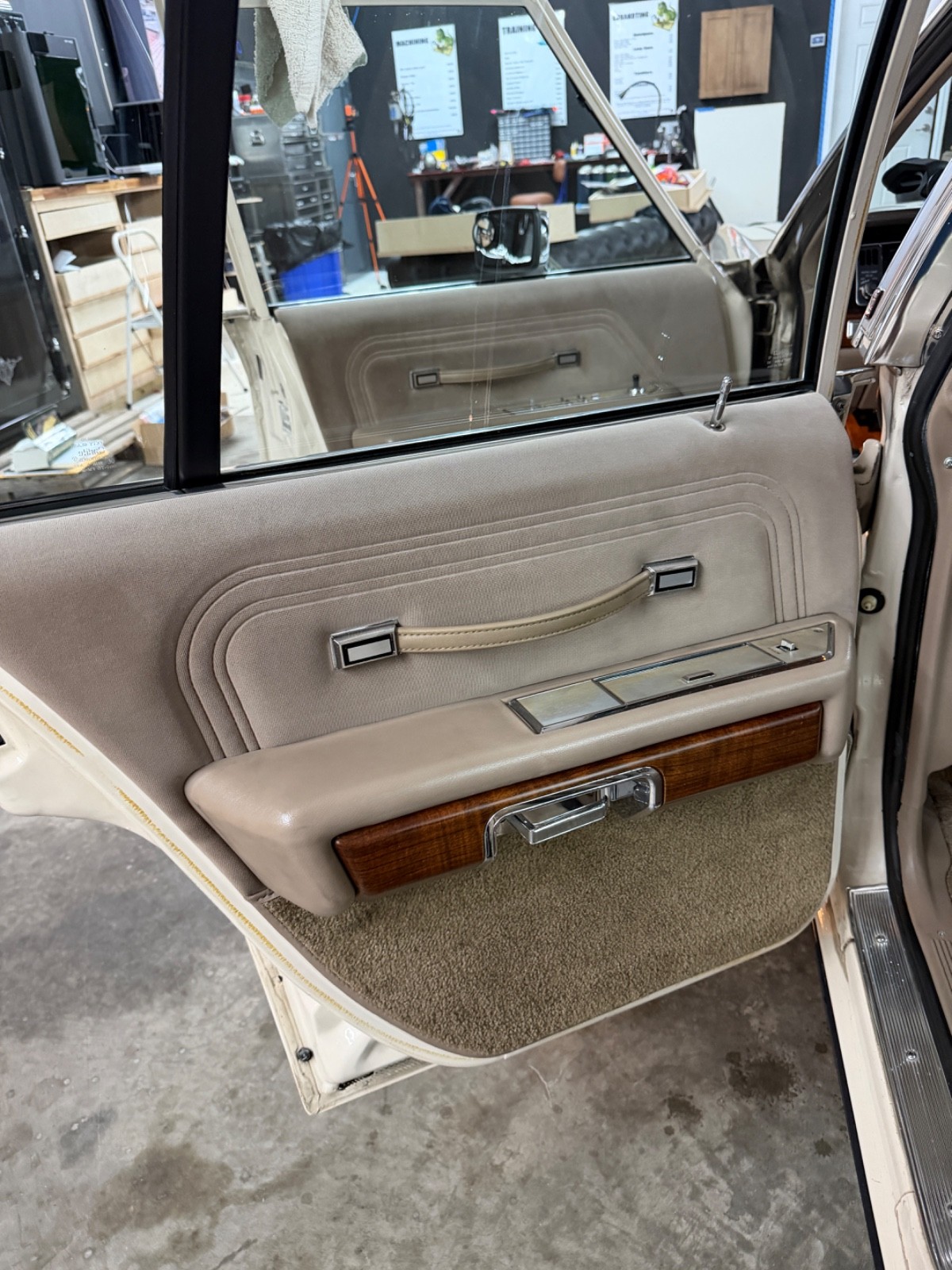 Ford-LTD-Crown-Victoria-1990-Sedan-Tan