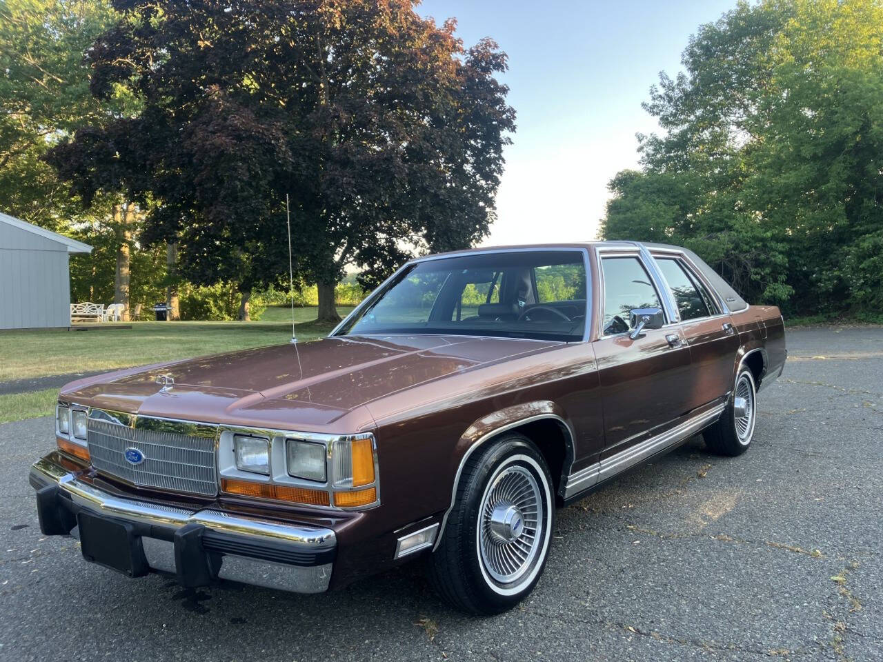 Ford-Ltd-crown-victoria-1990-Brown-Brown