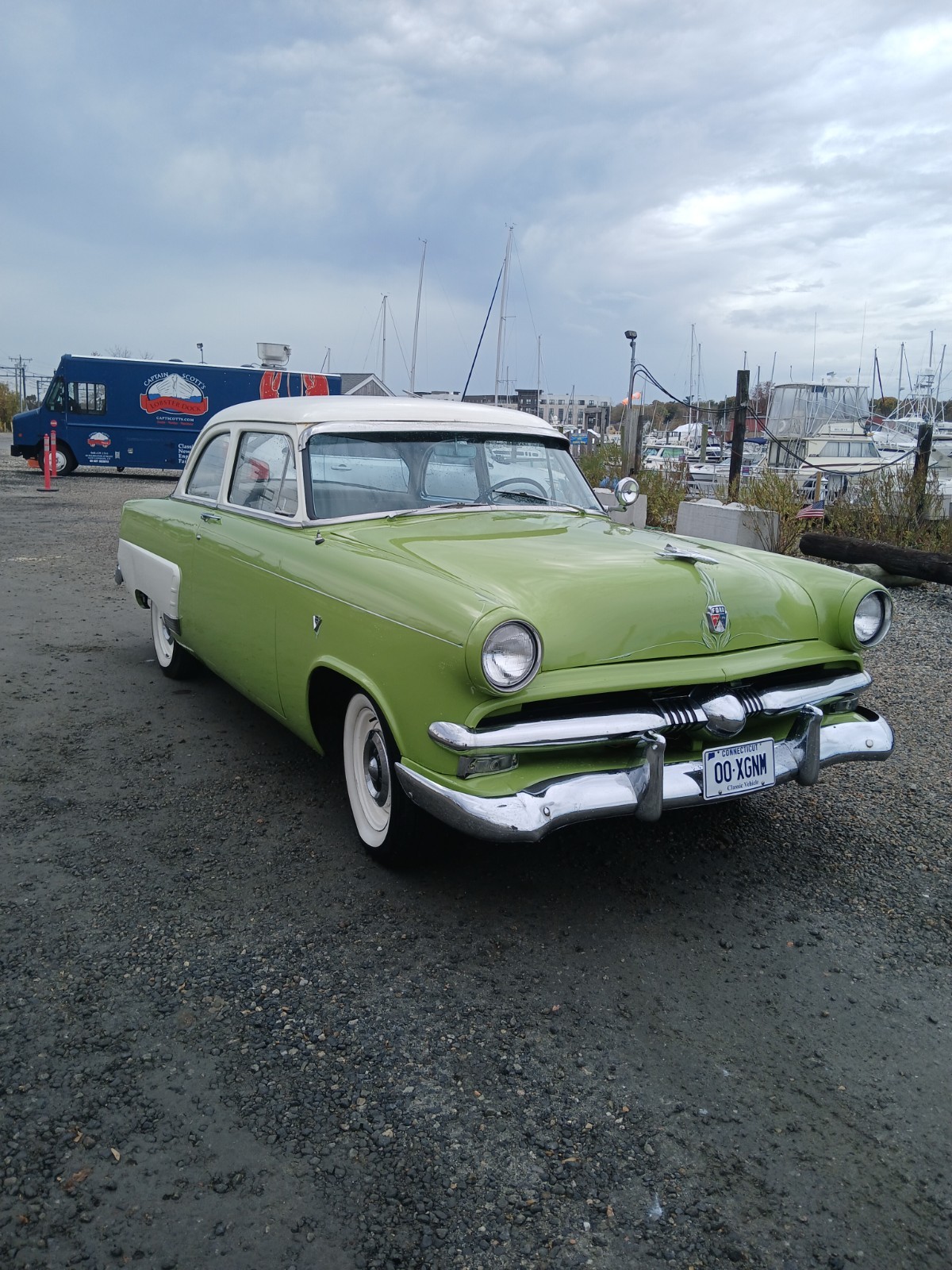 Ford-Mainline-2-dr.-sedan-1953-Sedan