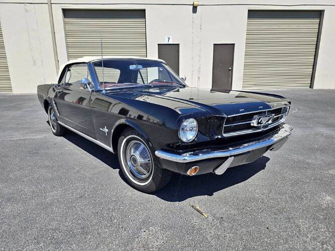 Ford-Mustang-1965-Black-White-Top-Red