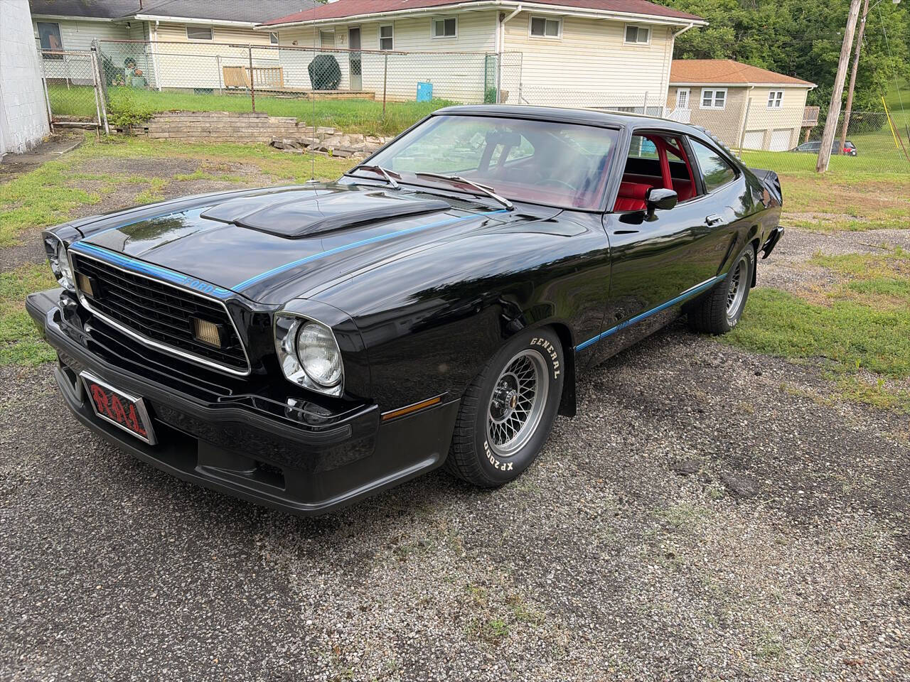 Ford-Mustang-2-1977-Black-Red