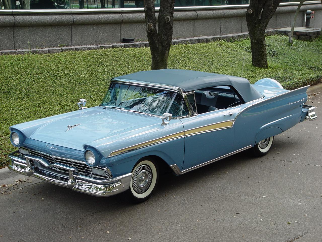 Ford-Sunliner-1957-Blue