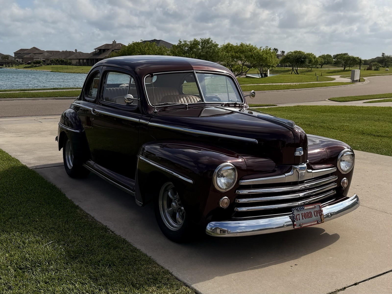 Ford-Super-Deluxe-1947-Coupe-Tan