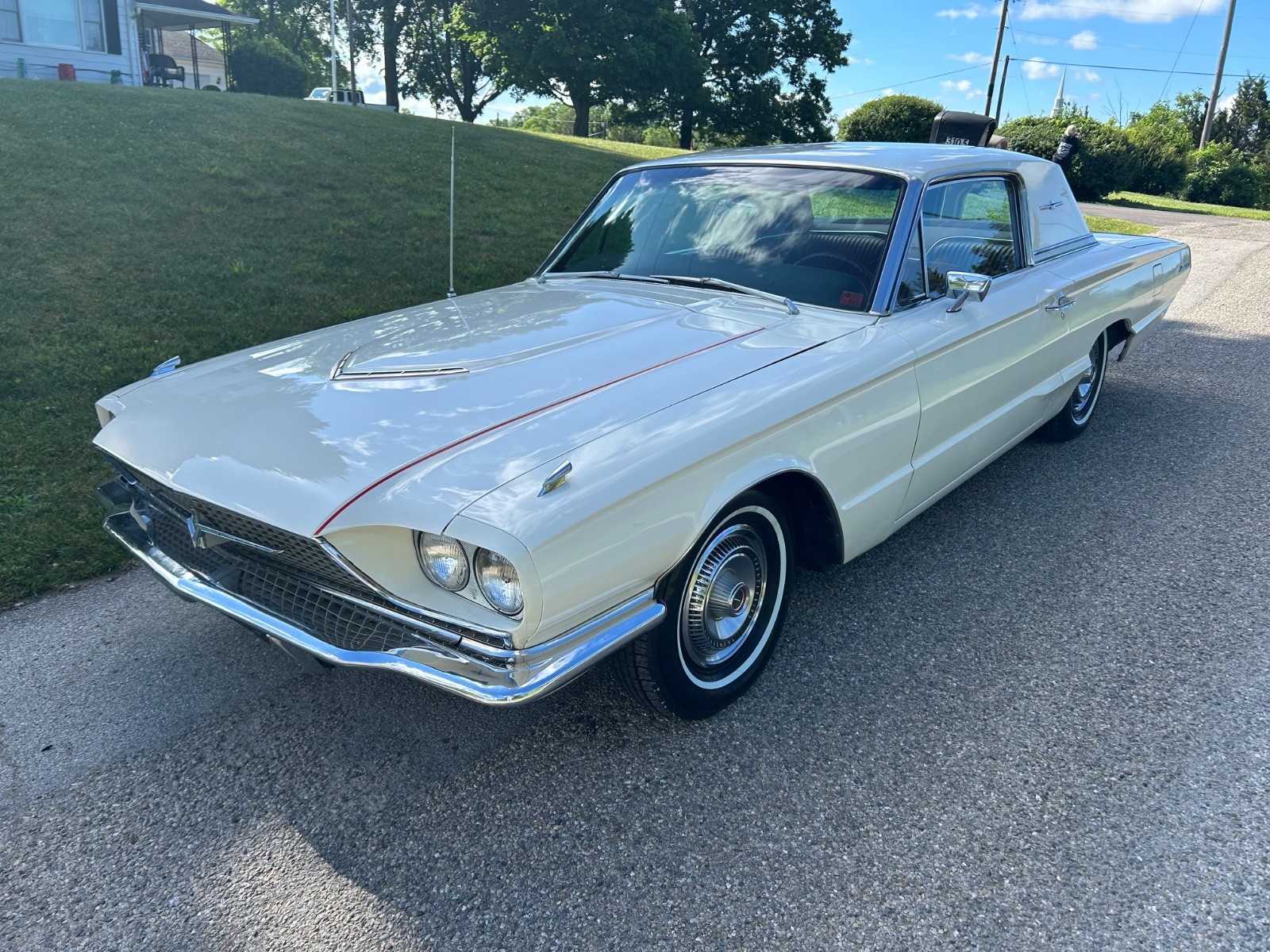 Ford-Thunderbird-1966-Coupe-Red