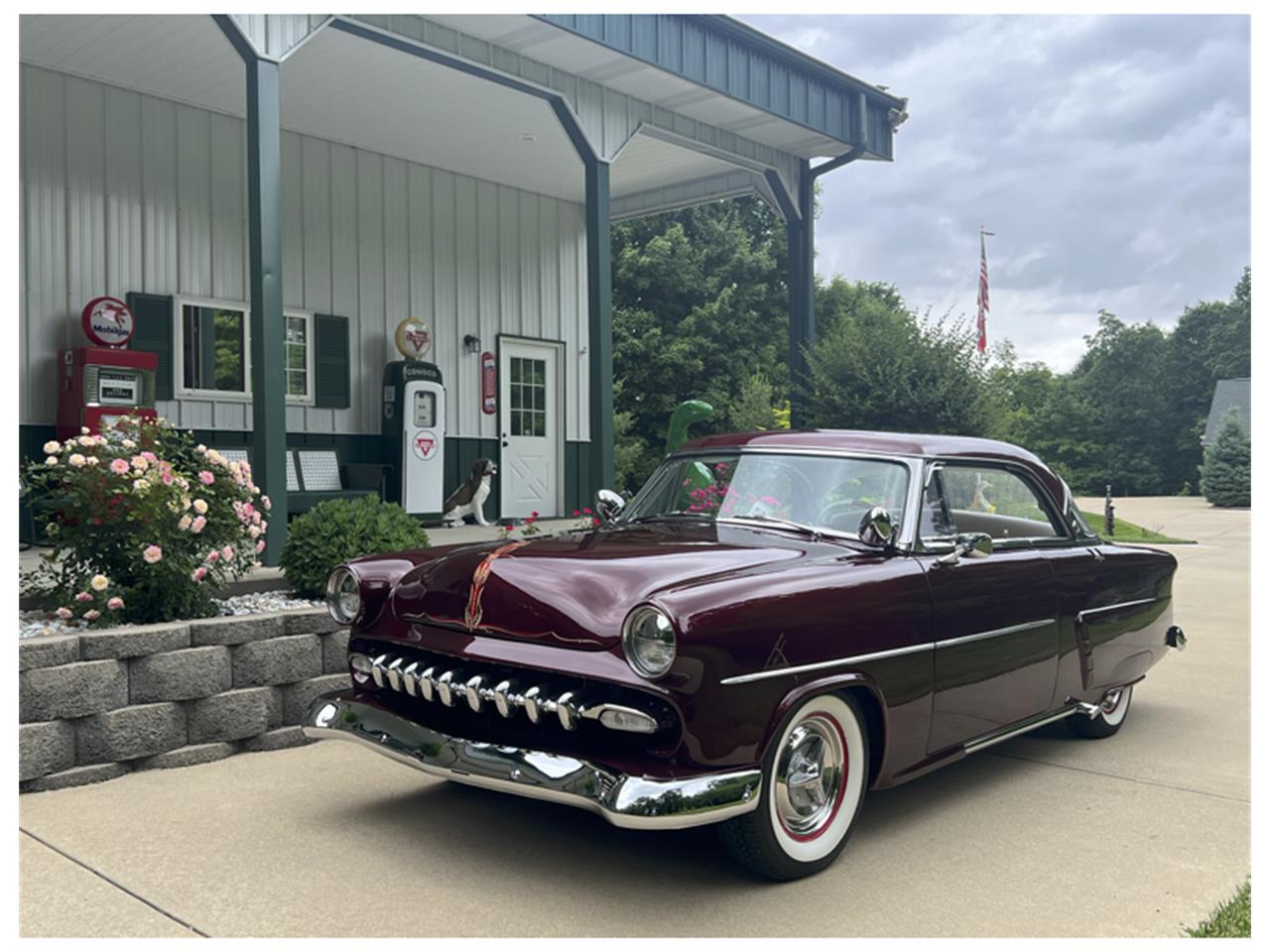 Ford-Victoria-1953-GM-dark-garnet-red-Pearl-white-dash