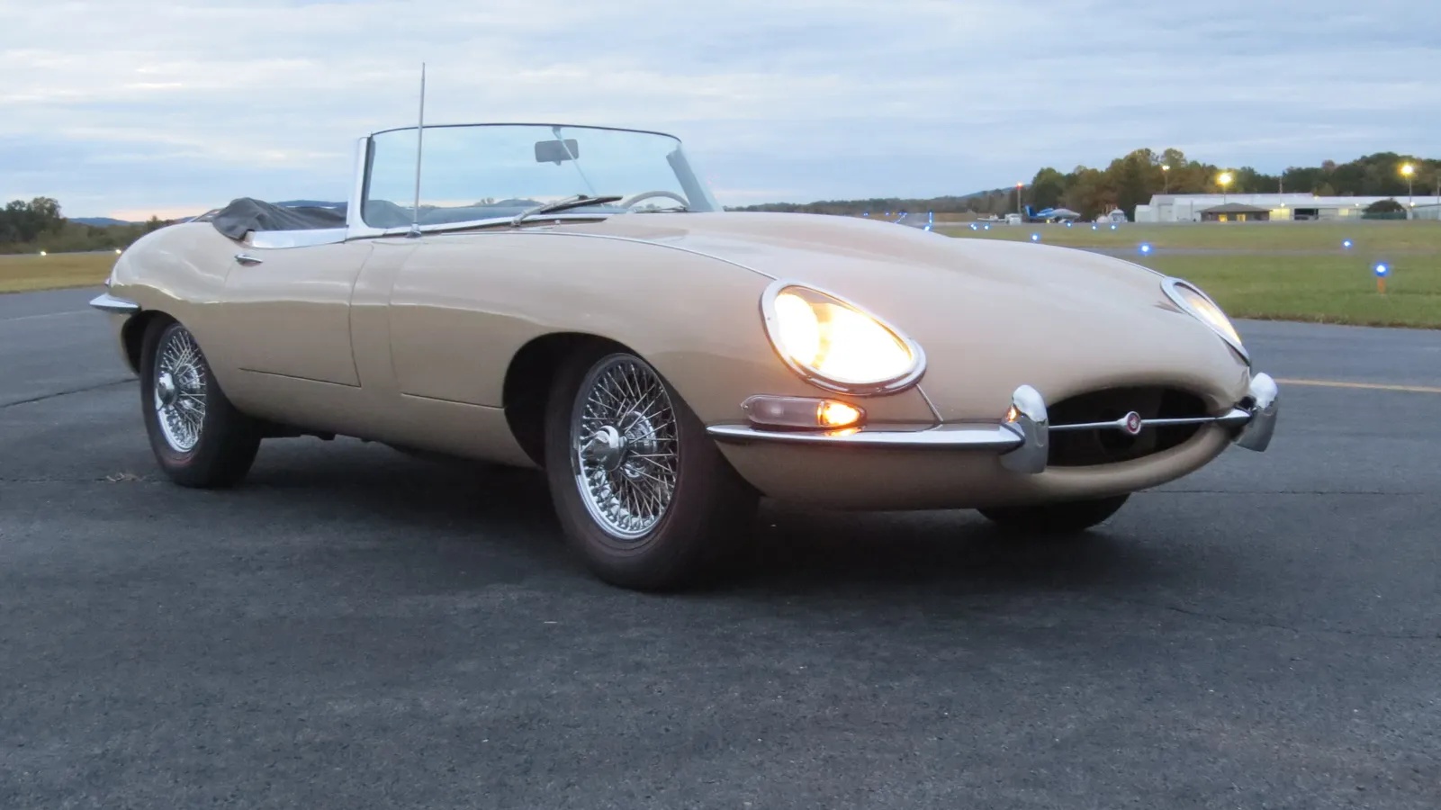 Jaguar-E-type-xke-1968-Tan-Tan
