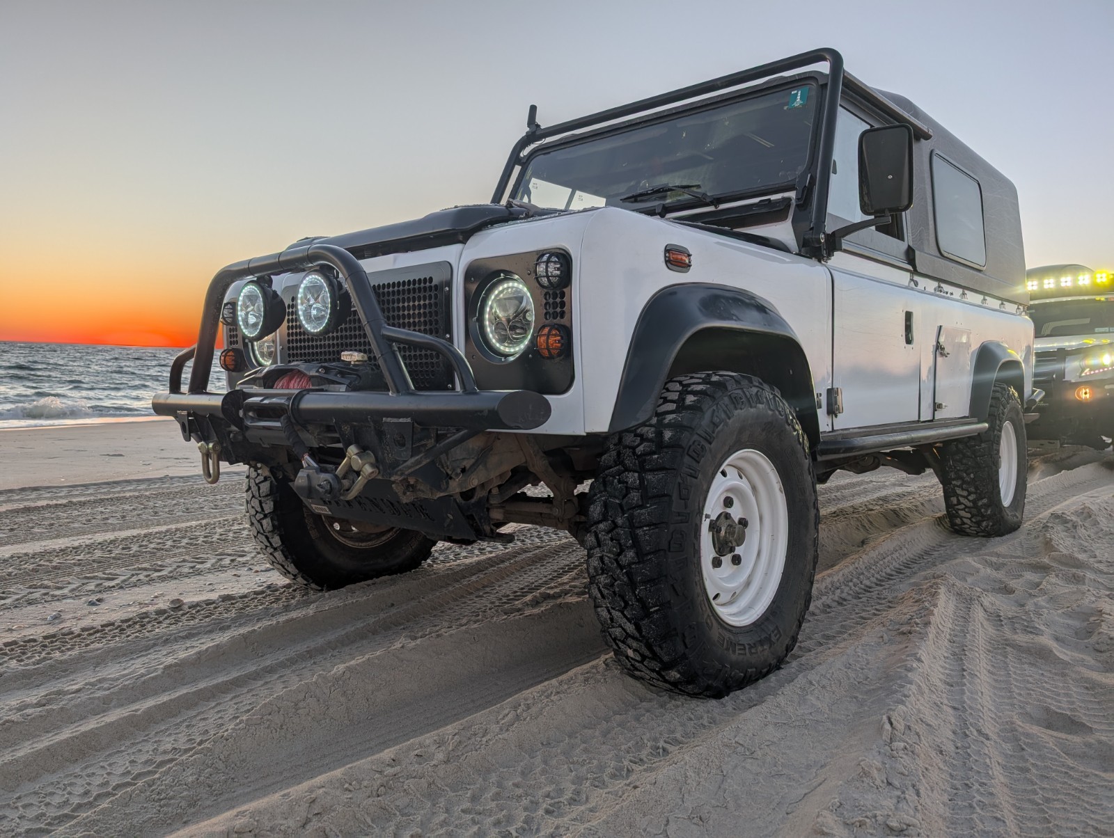 Land-Rover-Defender-1980-SUV-Gray Land Rover Defender 1980