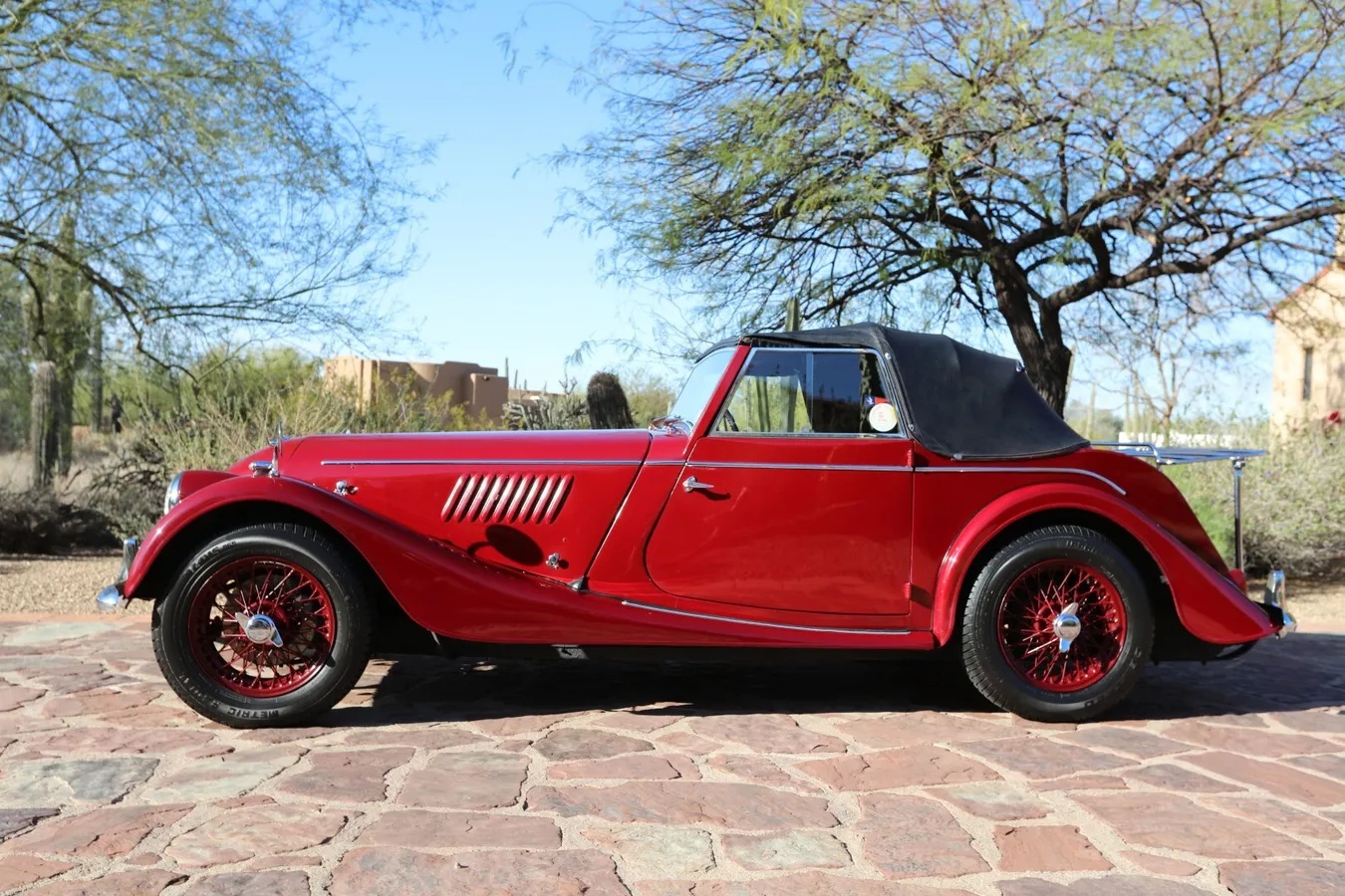 Morgan-Plus-4-1967-Dark-Red-Tan