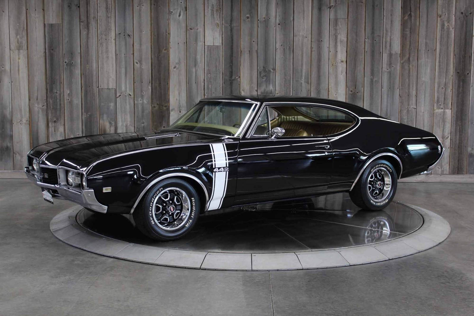 Oldsmobile-442-1968-Gold