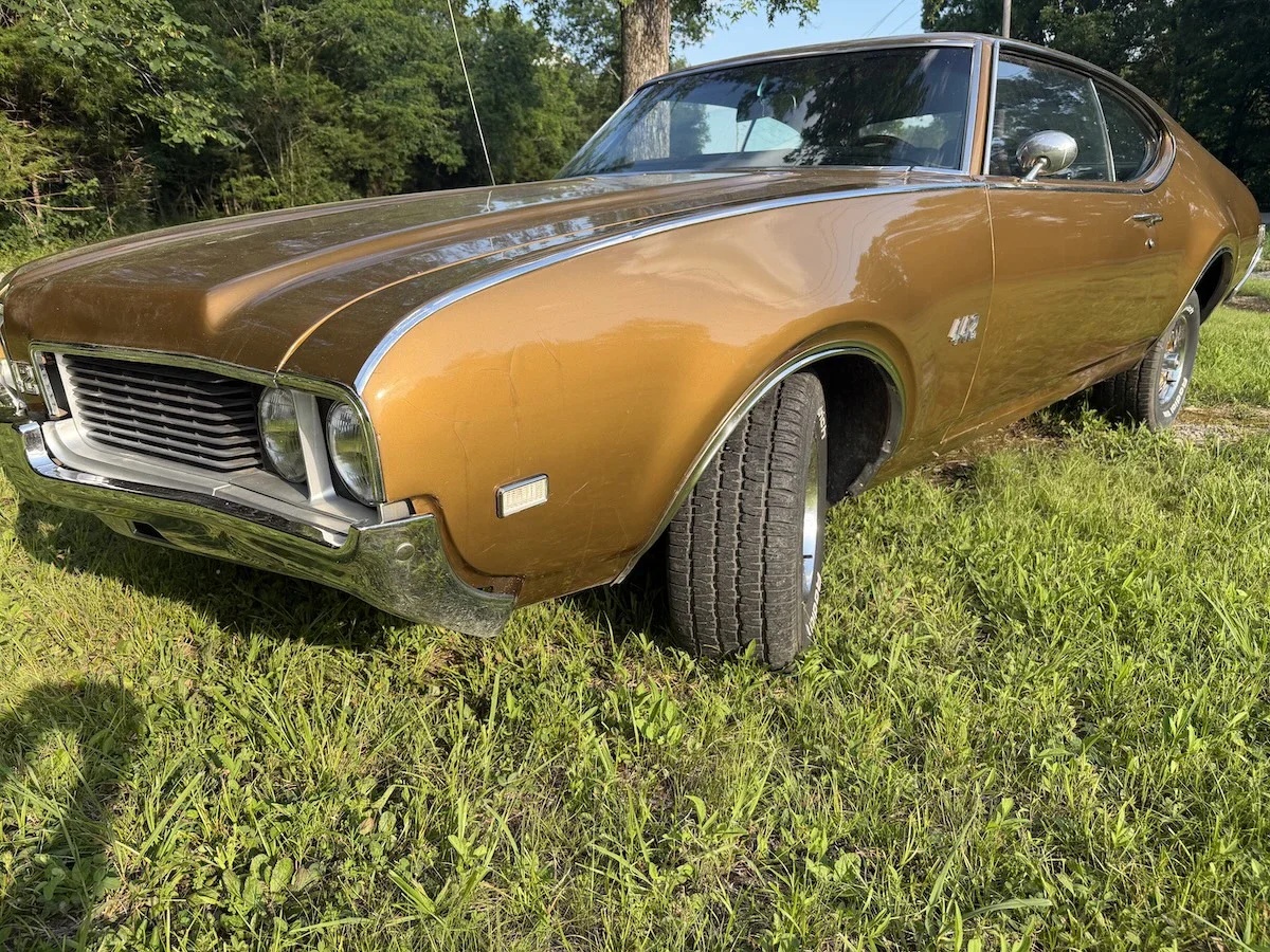 Oldsmobile-442-1969-Gold-Black