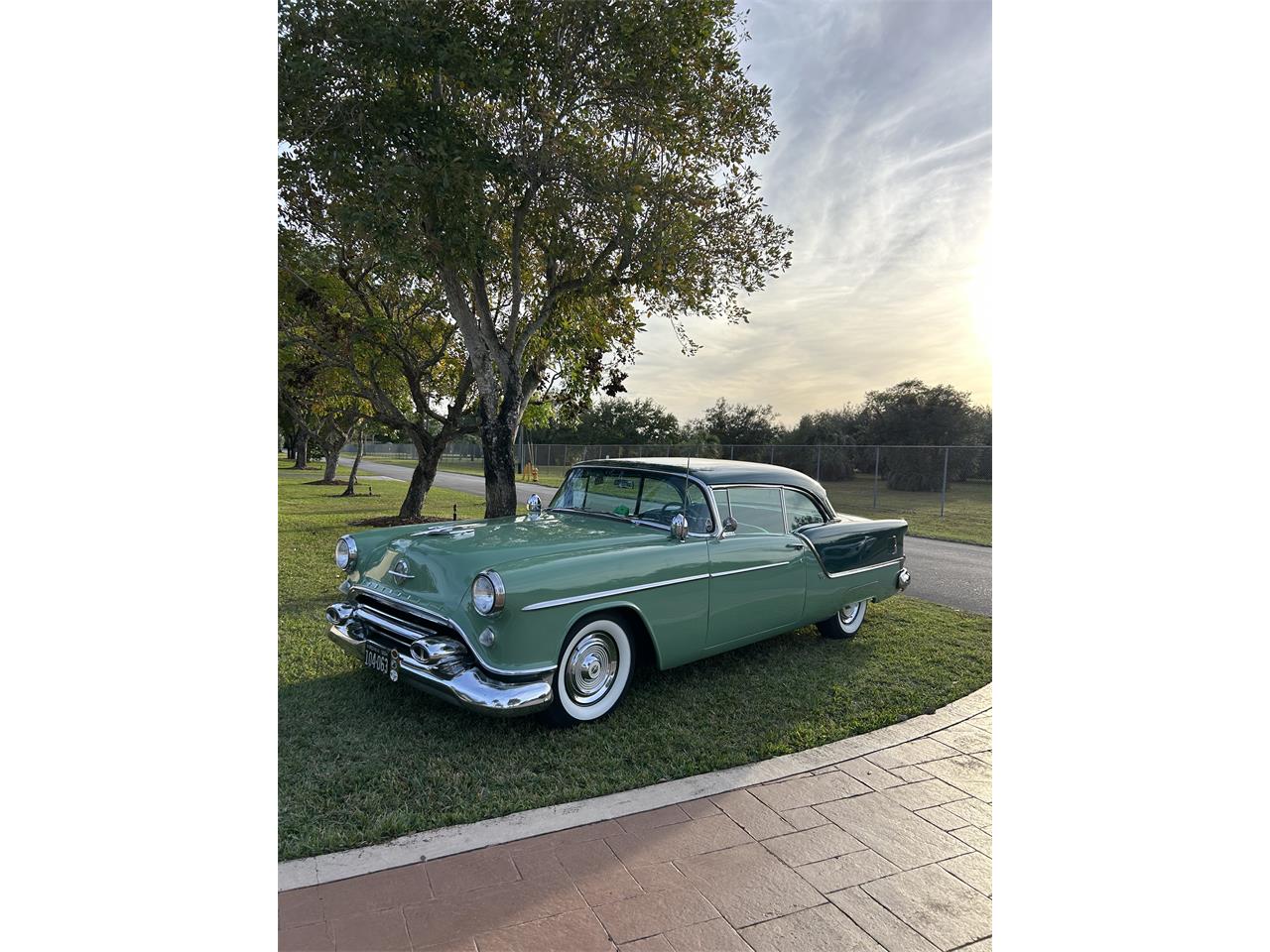 Oldsmobile-88-2-door-hardtop-1954-Two-tone-green-Two-tone-green