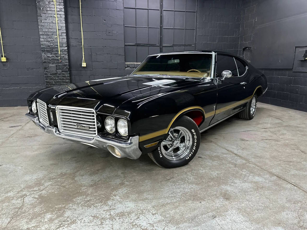 Oldsmobile-Cutlass-1972-Black-Brown