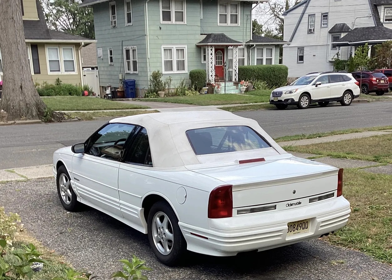 Oldsmobile-Cutlass-supreme-1994-White-Maroon