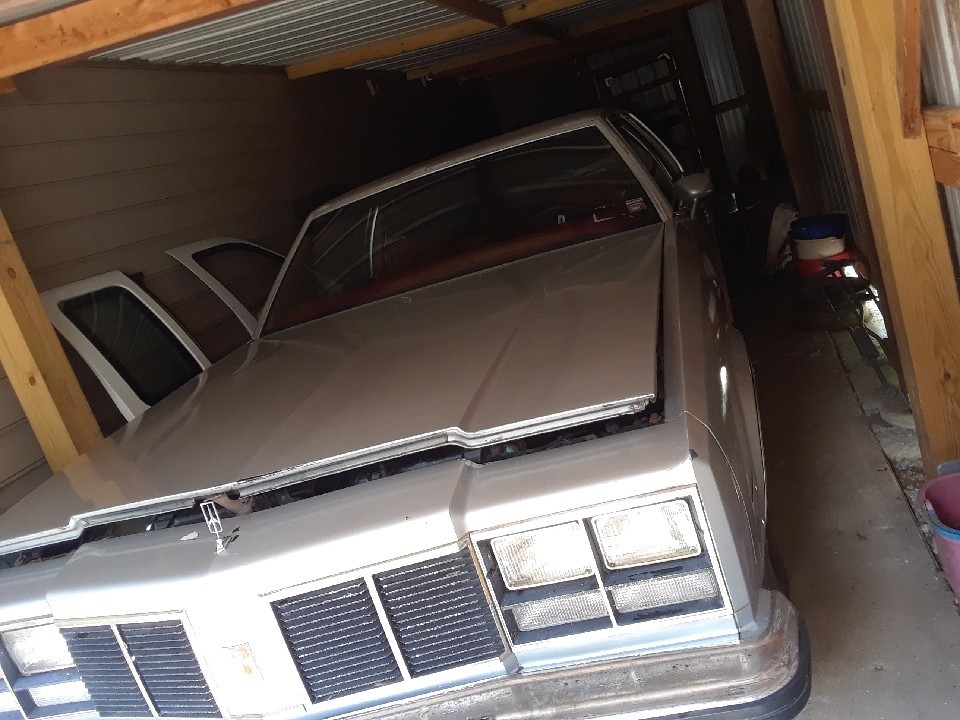 Oldsmobile-Delta-88-1977-Coupe-Red