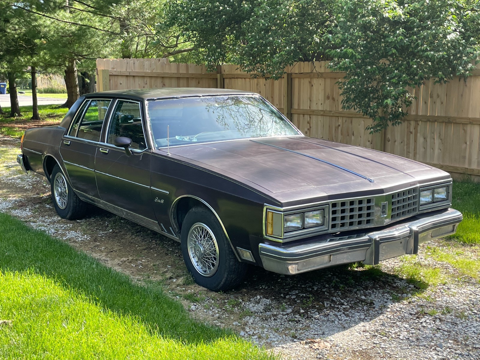 Oldsmobile-Delta-88-1985-Sedan-Burgundy
