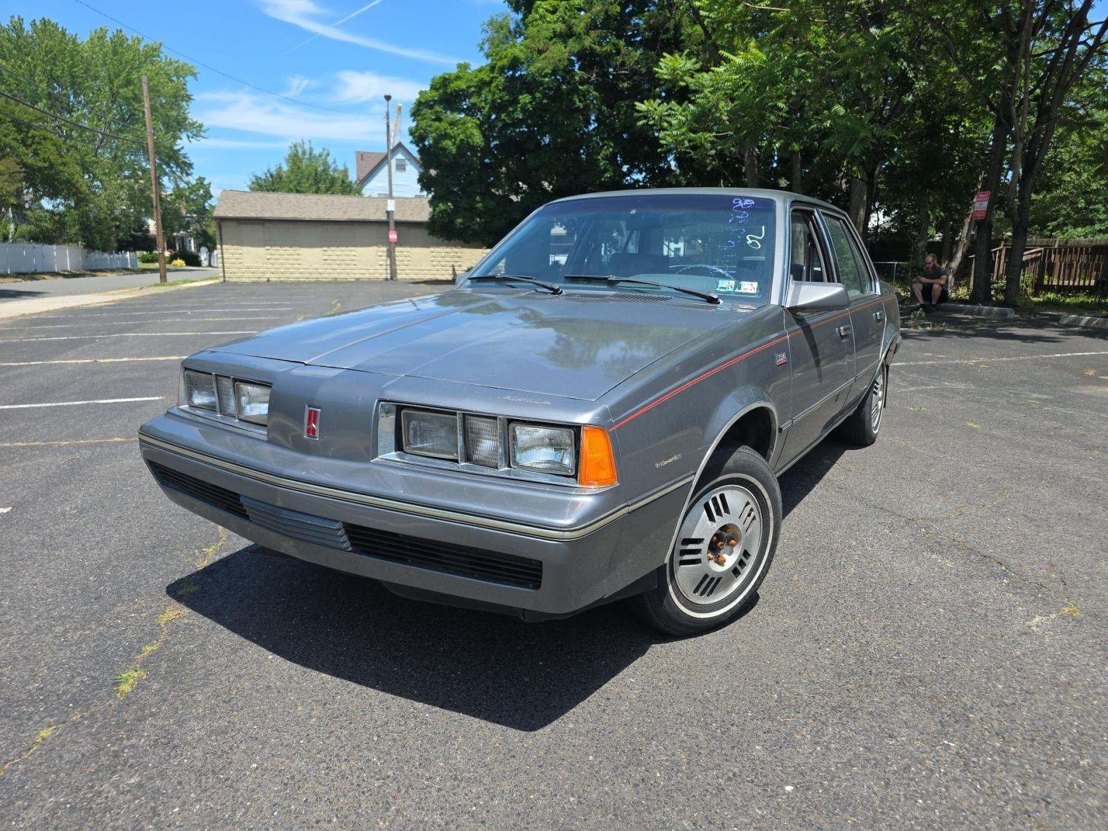 Oldsmobile-Firenza-1986-Sedan-Gray