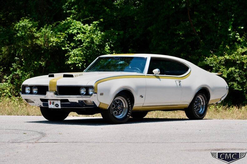 Oldsmobile-Hurst-olds-1969-WhiteGold