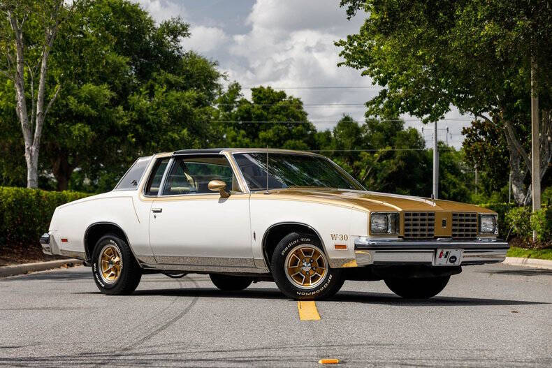 Oldsmobile-Hurst-olds-1979-White-amp-Gold-Tan