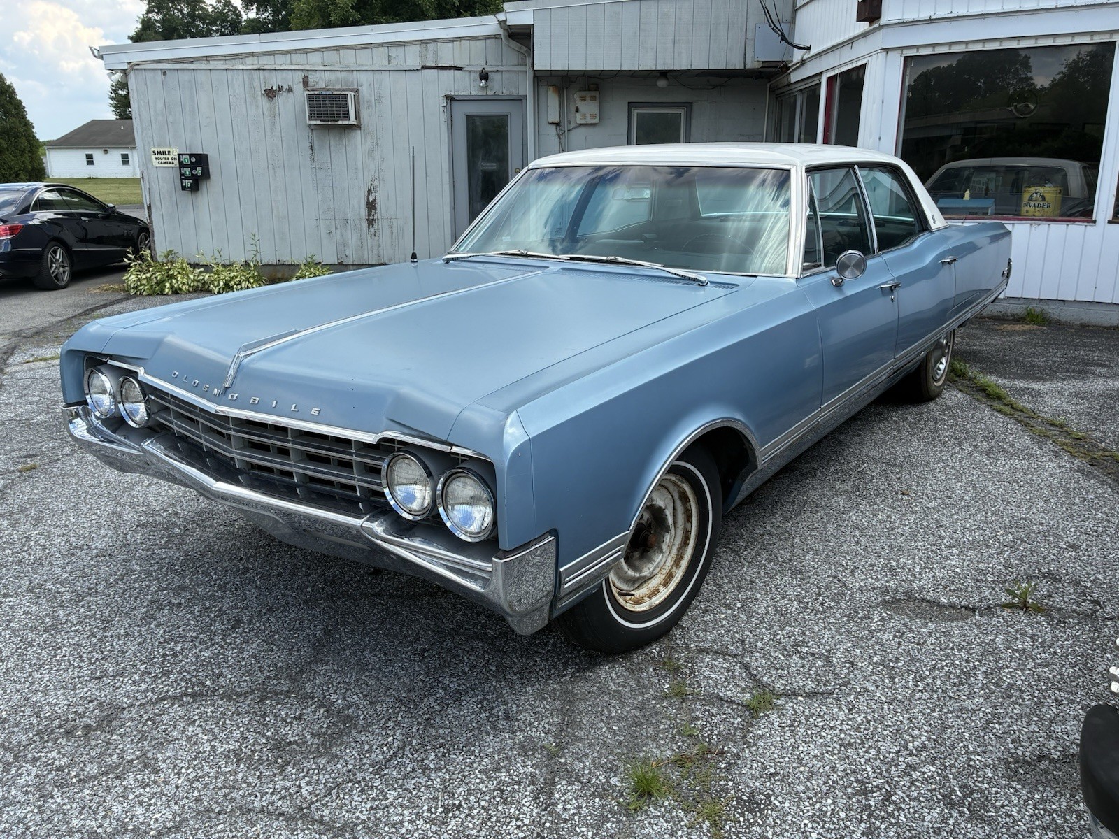 Oldsmobile-Ninety-Eight-1965