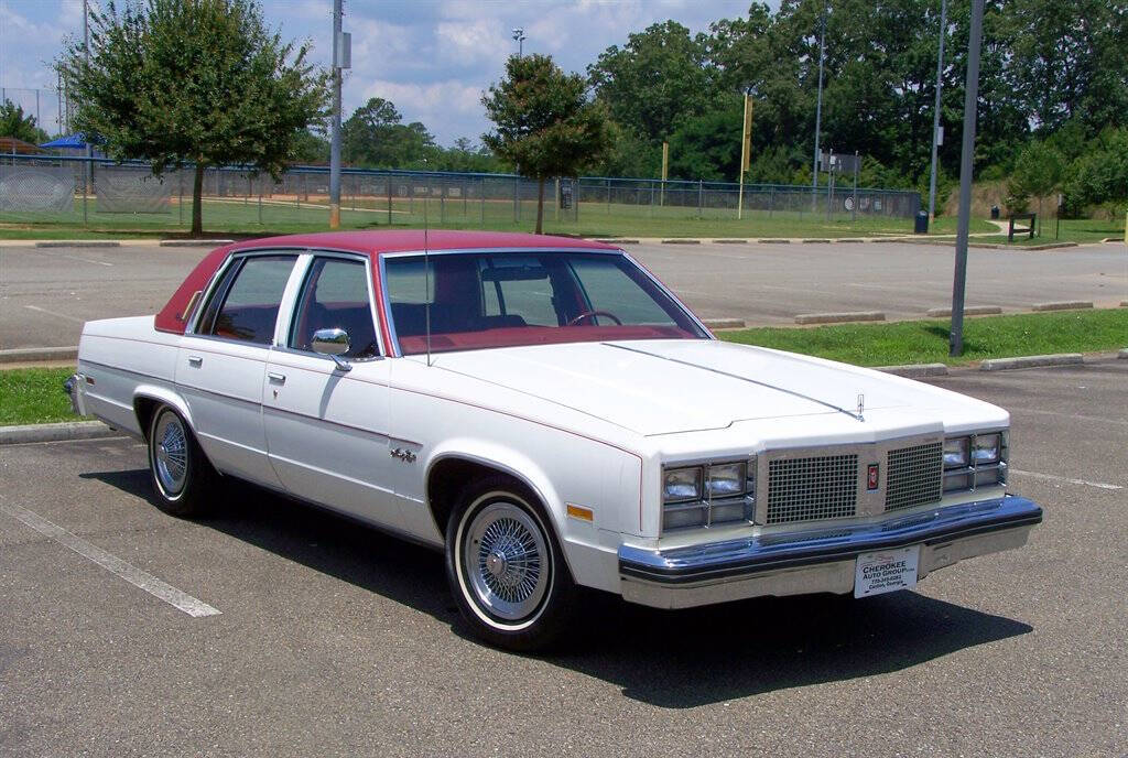 Oldsmobile-Ninety-eight-1977-White-Red